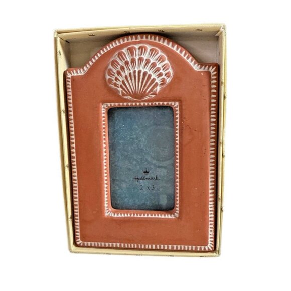 Hallmark  Photo Frame Shell With Peach Wash Ceramic 4.75x3.75” 2x3” Photo - Picture 2 of 10